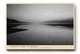 Paul Sinus Wandbild 120x80cm ruhiger See mit Bergen minimalistische Schwarz Weiss Landschaft modernes Kunstposter stilvolle Wanddekoration fuer Wohnzimmer Schlafzimmer Büro