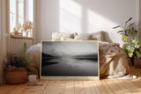 Paul Sinus Wandbild 120x80cm ruhiger See mit Bergen minimalistische Schwarz Weiss Landschaft modernes Kunstposter stilvolle Wanddekoration fuer Wohnzimmer Schlafzimmer Büro