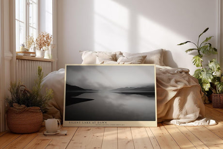 Paul Sinus Wandbild 120x80cm ruhiger See mit Bergen minimalistische Schwarz Weiss Landschaft modernes Kunstposter stilvolle Wanddekoration fuer Wohnzimmer Schlafzimmer Büro