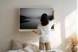 Paul Sinus Wandbild 120x80cm ruhiger See mit Bergen minimalistische Schwarz Weiss Landschaft modernes Kunstposter stilvolle Wanddekoration fuer Wohnzimmer Schlafzimmer Büro
