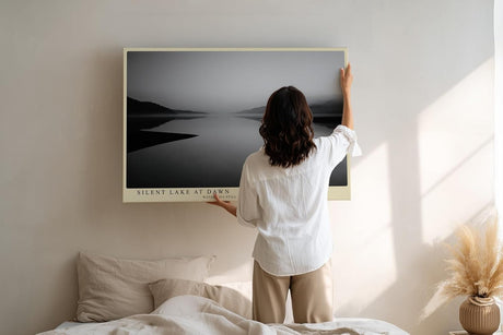 Paul Sinus Wandbild 120x80cm ruhiger See mit Bergen minimalistische Schwarz Weiss Landschaft modernes Kunstposter stilvolle Wanddekoration fuer Wohnzimmer Schlafzimmer Büro