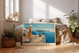 Paul Sinus Wandbild Santorini Dreams by the Sea – Mediterranes Inselmotiv mit Frau im gelben Kleid und Blick über Santorini, Symbol für Freiheit und Leichtigkeit