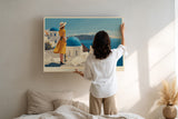Paul Sinus Wandbild Santorini Dreams by the Sea – Mediterranes Inselmotiv mit Frau im gelben Kleid und Blick über Santorini, Symbol für Freiheit und Leichtigkeit