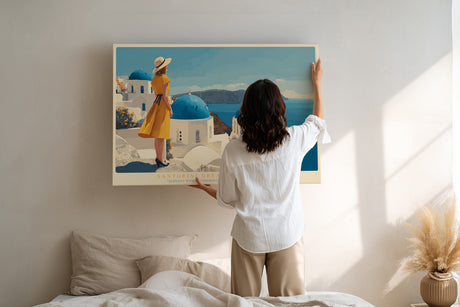 Paul Sinus Wandbild Santorini Dreams by the Sea – Mediterranes Inselmotiv mit Frau im gelben Kleid und Blick über Santorini, Symbol für Freiheit und Leichtigkeit