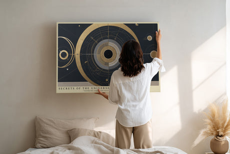 Paul Sinus Wandbild Secrets of the Universe Abstraktes Kunstwerk in Gold und Dunkelblau, das kosmische Geometrie und Planetenbewegungen vereint.