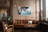 Paul Sinus Wandbild 120x80cm Segelboot auf ruhigem See minimalistische Landschaft blau grau maritimes Kunstmotiv moderne Wanddekoration fuer Wohnzimmer Büro