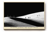 Paul Sinus Wandbild Shadows Across the Silent Hills – Schwarzweiß-Landschaft mit Figuren auf Hügeln, Symbol für Stille, Bewegung und Vergänglichkeit