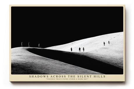 Paul Sinus Wandbild Shadows Across the Silent Hills – Schwarzweiß-Landschaft mit Figuren auf Hügeln, Symbol für Stille, Bewegung und Vergänglichkeit