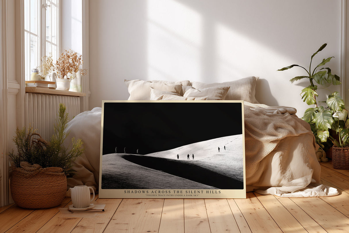 Paul Sinus Wandbild Shadows Across the Silent Hills – Schwarzweiß-Landschaft mit Figuren auf Hügeln, Symbol für Stille, Bewegung und Vergänglichkeit