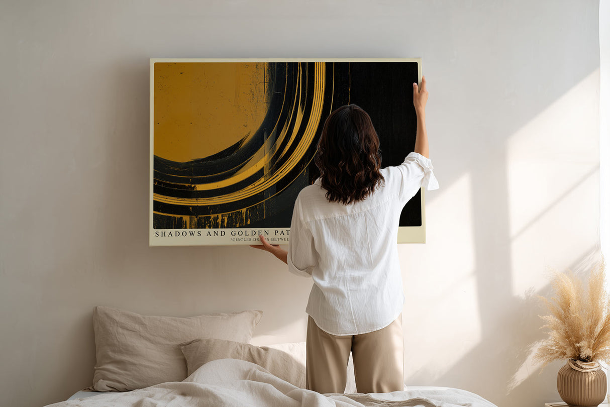 Paul Sinus Wandbild Shadows and Golden Paths – Abstrakte Goldkreise auf dunklem Grund