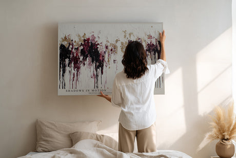 Paul Sinus Wandbild Shadows in Motion – abstraktes Kunstwerk mit fließenden Farbspuren in Rot, Beige und Schwarz, das emotionale Tiefe vermittelt