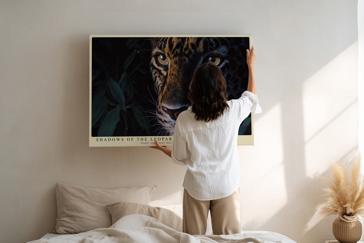 Paul Sinus Wandbild Shadows of the Leopard – majestätisches Tierporträt mit leuchtenden Augen symbolisiert Kraft, Eleganz und stille Dominanz