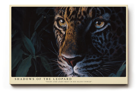Paul Sinus Wandbild Shadows of the Leopard – majestätisches Tierporträt mit leuchtenden Augen symbolisiert Kraft, Eleganz und stille Dominanz
