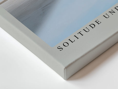 Paul Sinus Wandbild Solitude Under the Open Sky – Minimalistisches Landschaftsmotiv mit Baum, Spiegelung und einsamer Figur, Symbol für Balance und innere Ruhe