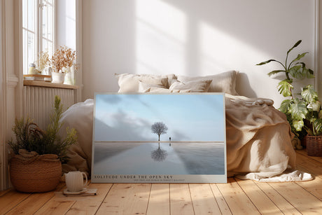 Paul Sinus Wandbild Solitude Under the Open Sky – Minimalistisches Landschaftsmotiv mit Baum, Spiegelung und einsamer Figur, Symbol für Balance und innere Ruhe