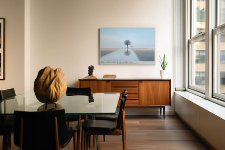 Paul Sinus Wandbild Solitude Under the Open Sky – Minimalistisches Landschaftsmotiv mit Baum, Spiegelung und einsamer Figur, Symbol für Balance und innere Ruhe