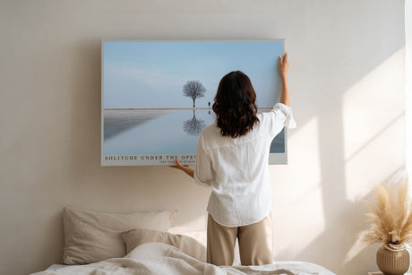 Paul Sinus Wandbild Solitude Under the Open Sky – Minimalistisches Landschaftsmotiv mit Baum, Spiegelung und einsamer Figur, Symbol für Balance und innere Ruhe