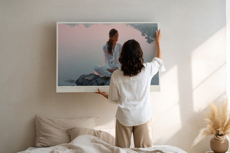 Paul Sinus Wandbild Soul at the Edge of Peace Meditatives Kunstwerk mit einer Frau am Wasser – Symbol für innere Ruhe, Harmonie und Achtsamkeit.