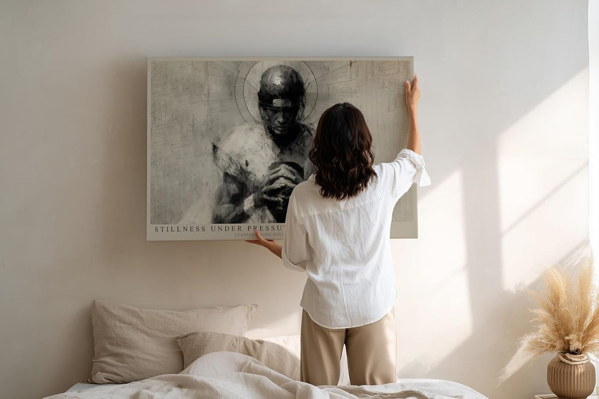 Paul Sinus Wandbild 120x80cm Stillness under Pressure Monochrome Figur Kunst mit gefalteten Haenden Moderne Ausdrucks Kunst fuer Wohnzimmer und Büro