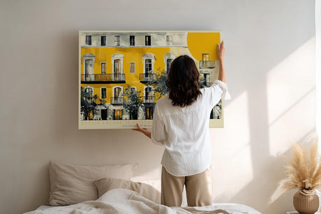 Paul Sinus Wandbild 120x80cm Sunlit Facade in Stillness mediterrane Architektur mit gelber Hausfassade Kunst Poster für Wohnzimmer Büro