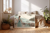 Paul Sinus Wandbild The Beauty of Italian Riviera – Romantisches Küstenmotiv mit Frau auf Balkon und Blick auf den Hafen, Symbol für Eleganz, Freiheit und mediterranes Lebensgefühl