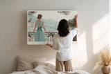 Paul Sinus Wandbild The Beauty of Italian Riviera – Romantisches Küstenmotiv mit Frau auf Balkon und Blick auf den Hafen, Symbol für Eleganz, Freiheit und mediterranes Lebensgefühl