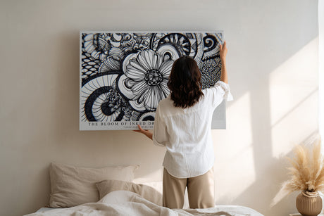 Paul Sinus Wandbild The Bloom of Inked Dreams – Detaillierte Schwarz-Weiß-Zeichnung einer Blume mit filigranen Mustern, künstlerisches Linienmotiv