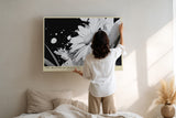 Paul Sinus Wandbild The Bloom of Midnight Light Künstlerisches Schwarz-Weiß-Motiv einer Blüte im Kontrast aus Licht und Dunkelheit – Symbol für Reinheit und Stärke.