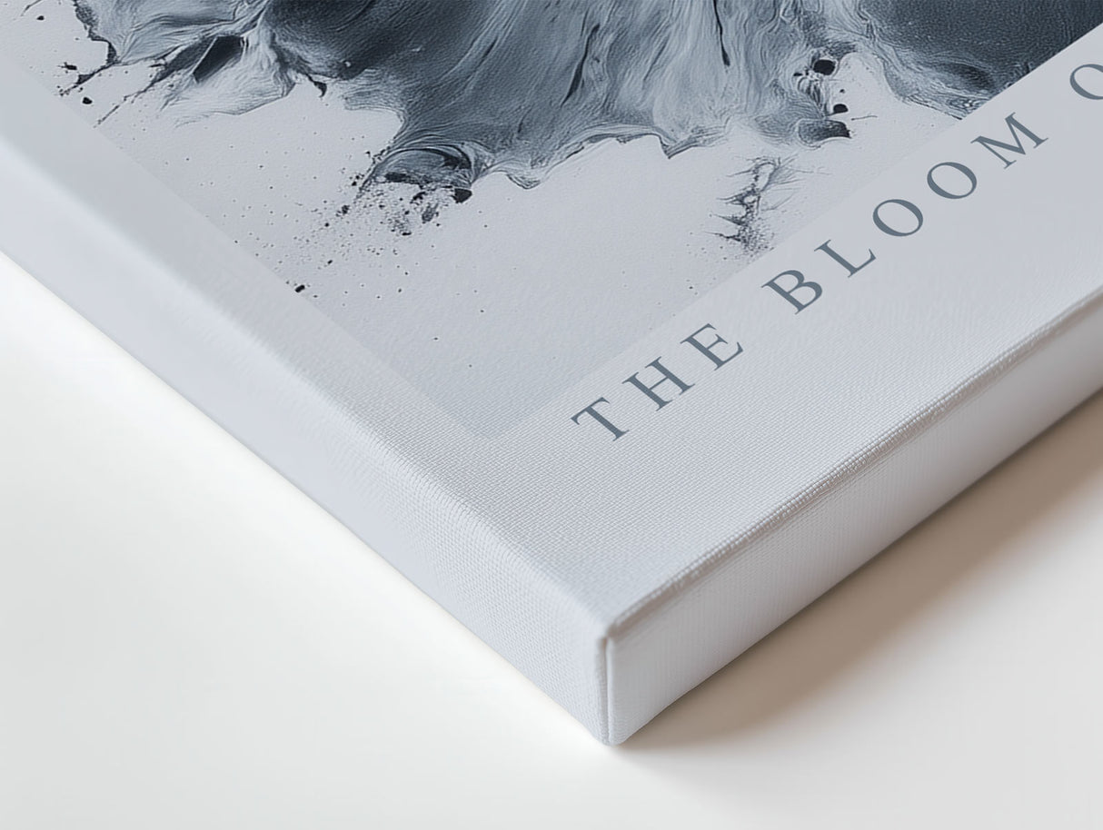 Paul Sinus Wandbild The Bloom of Shadows – abstrakte Blüte in Schwarz-Weiß symbolisiert Kontrast, Energie und die Verschmelzung von Licht und Dunkelheit