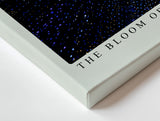 Paul Sinus Wandbild The Bloom of Starry Night – Leuchtende Blüte im Sternenmeer – Mystisches Wandbild mit Tiefe, Glanz und kosmischer Symbolik.