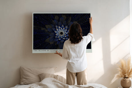 Paul Sinus Wandbild The Bloom of Starry Night – Leuchtende Blüte im Sternenmeer – Mystisches Wandbild mit Tiefe, Glanz und kosmischer Symbolik.