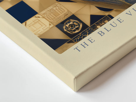 Paul Sinus Wandbild The Blue Visionary Gaze – Futuristisches Porträt mit blauen und goldenen Mustern, Symbol für Erkenntnis und kreative Energie