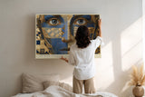 Paul Sinus Wandbild The Blue Visionary Gaze – Futuristisches Porträt mit blauen und goldenen Mustern, Symbol für Erkenntnis und kreative Energie