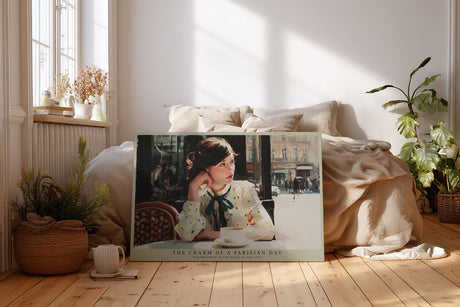 Paul Sinus Wandbild The Charm of a Parisian Day – Romantische Straßenszene mit zeitloser Eleganz – Kunstvolles Wandbild mit französischem Flair und weichem Licht.