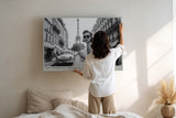 Paul Sinus Wandbild The Charm of Parisian Streets – Stilvolle Straßenszene in Paris mit Eiffelturm in Schwarz-Weiß