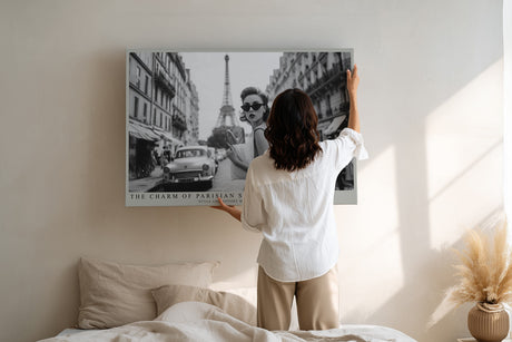 Paul Sinus Wandbild The Charm of Parisian Streets – Stilvolle Straßenszene in Paris mit Eiffelturm in Schwarz-Weiß