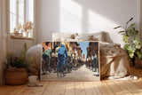 Paul Sinus Wandbild The Classic Tour de France Historisches Radsportmotiv mit Fahrern in alten Trikots, die durch sonnendurchflutete Straßen fahren.
