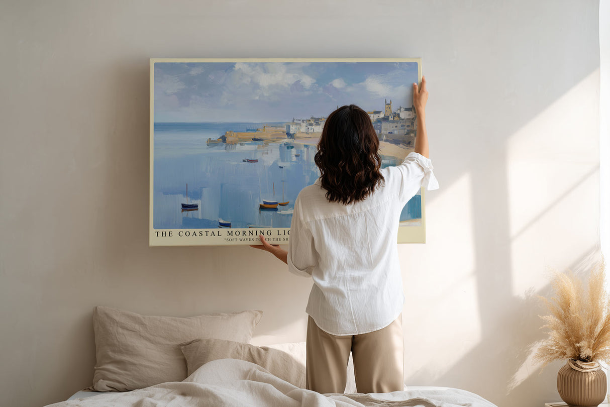 Paul Sinus Wandbild The Coastal Morning Light Impression eines ruhigen Hafenmorgens mit sanftem Licht und zarten Pastelltönen, die das Erwachen des Tages über dem Meer einfangen.