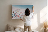 Paul Sinus Wandbild The Coastline of Bright Moments – Luftaufnahme eines sonnigen Strandes mit bunten Sonnenschirmen und türkisblauem Meer