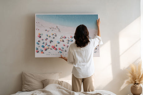 Paul Sinus Wandbild The Coastline of Bright Moments – Luftaufnahme eines sonnigen Strandes mit bunten Sonnenschirmen und türkisblauem Meer
