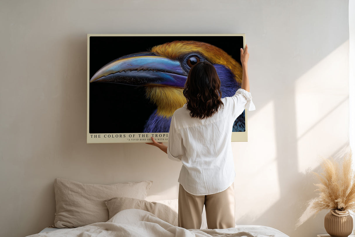 Paul Sinus Wandbild The Colors of the Tropics Ausdrucksstarkes Porträt eines tropischen Vogels mit leuchtend goldenen, violetten und blauen Federn.