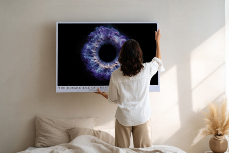 Paul Sinus Wandbild The Cosmic Eye of Creation – Abstrakte Darstellung eines energetischen Auges in Violett- und Blautönen, Symbol für Ursprung, Energie und Unendlichkeit