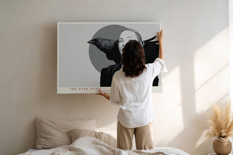 Paul Sinus Wandbild The Dark Bond stilvolles Porträt mit Frau und Rabe im minimalistischen Stil für moderne Räume mit geheimnisvoller Atmosphäre