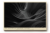 Paul Sinus Wandbild The Depths of Shadow Layers – Abstraktes Schwarzweiß-Motiv aus geschwungenen Formen, Symbol für Tiefe, Struktur und visuelle Bewegung