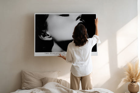 Paul Sinus Wandbild The Elegance of Shadowed Desire – Künstlerisches Schwarz-Weiß-Porträt mit Licht-Schatten-Spiel, Symbol für Sinnlichkeit und Geheimnis