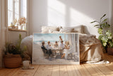 Paul Sinus Wandbild The Elegance of Sylt Summer – Stilvolle Strandszene mit Freunden an der Küste, sommerliches Lebensgefühl in heller Gestaltung