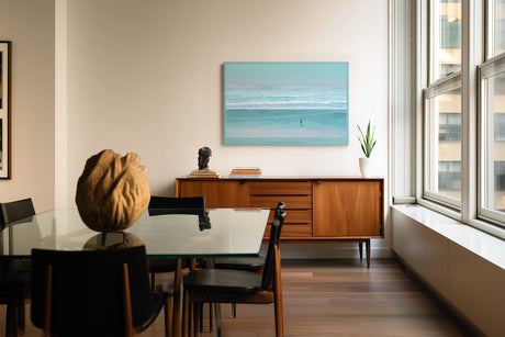 Paul Sinus Wandbild The Endless Horizon – Minimalistische Meereslandschaft mit sanften Blautönen und einsamem Spaziergänger am Ufer, Symbol für Ruhe, Weite und innere Einkehr