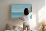 Paul Sinus Wandbild The Endless Horizon – Minimalistische Meereslandschaft mit sanften Blautönen und einsamem Spaziergänger am Ufer, Symbol für Ruhe, Weite und innere Einkehr
