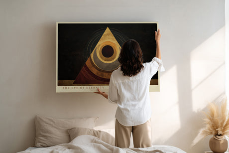 Paul Sinus Wandbild The Eye of Eternity geometrisches Motiv mit Pyramidenform und konzentrischen Kreisen in Gold- und Brauntönen