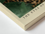 Paul Sinus Wandbild The Eyes of the Jungle – Faszinierender Blick eines Leoparden im dichten Grün – Kraftvolles Wandbild mit Tiefe und natürlicher Präsenz.